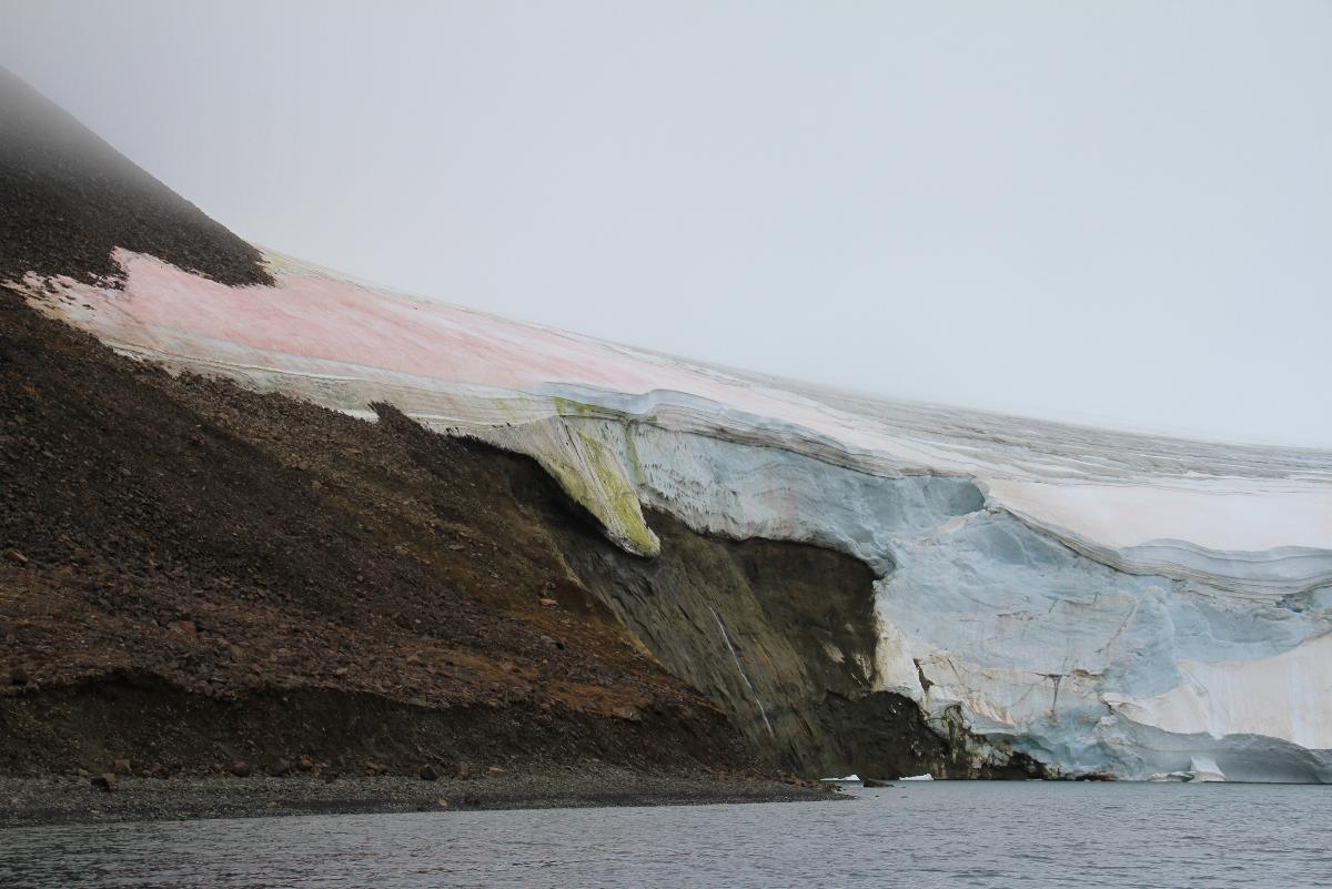 Цветовая палитра Арктики: синий - возрастной лёд, красный и зелёный - результат попадания водорослей на ледник, чёрный - пыль. Земля Франца-Иосифа